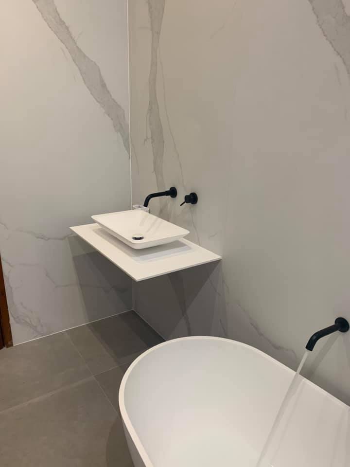 Stunning bathroom using Powder Ceramic Slabs in Calacatta colour